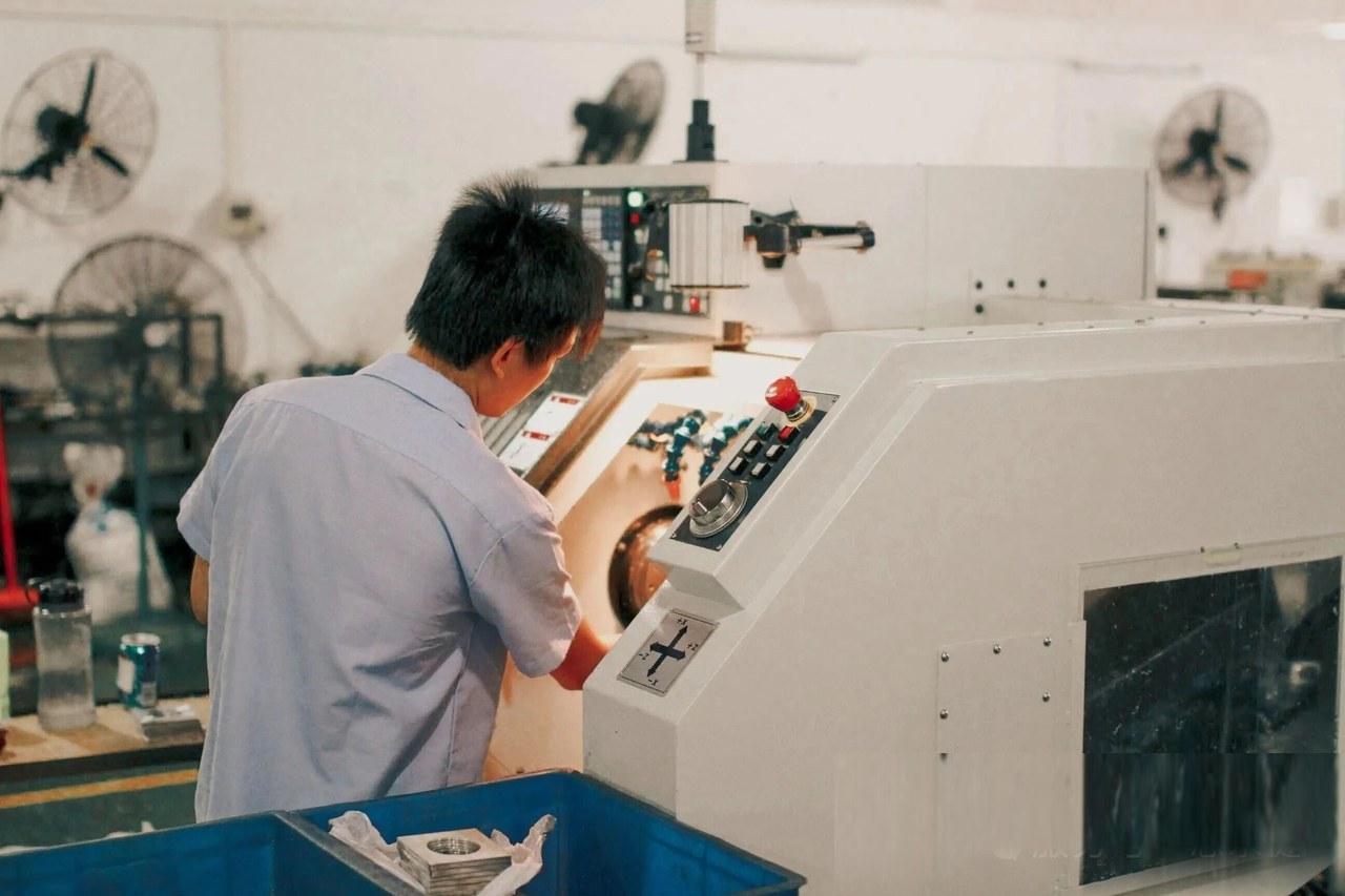 车间一线:老师傅凭经验操作数控设备